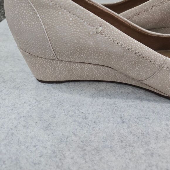 🐢 Clarks Artesian Size 8 2" Wedge Tan - Picture 11 of 17